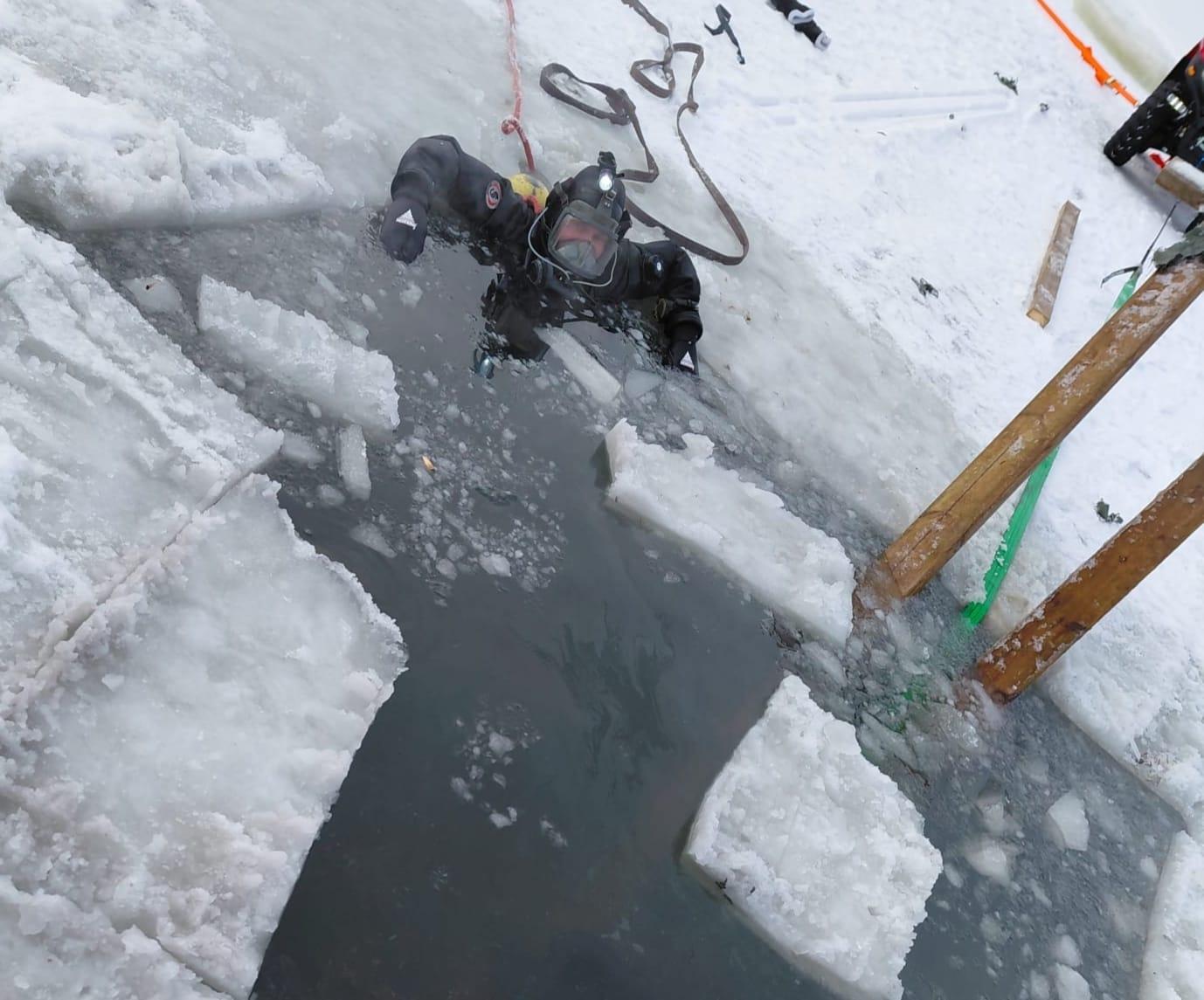 Uponneen mönkijän ja kärryn nosto