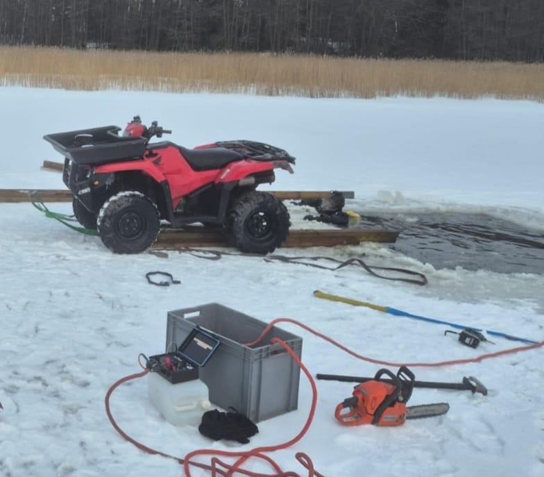 Uponneen mönkijän ja kärryn nosto